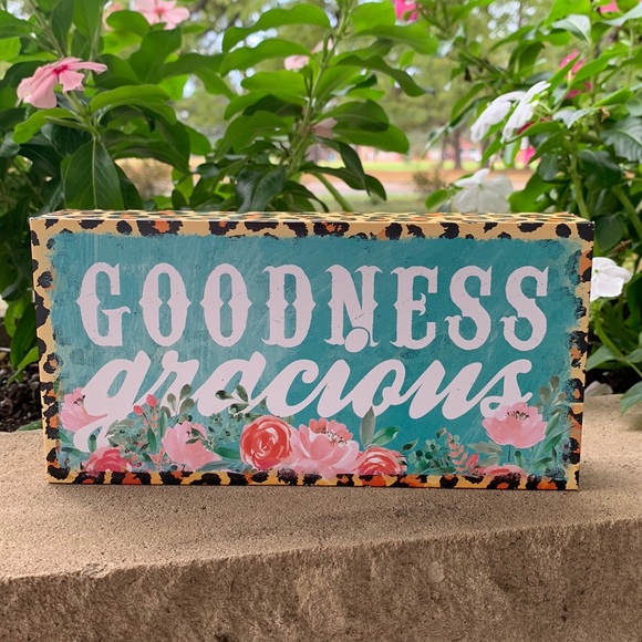 Goodness gracious decor - Picture 1 of 3